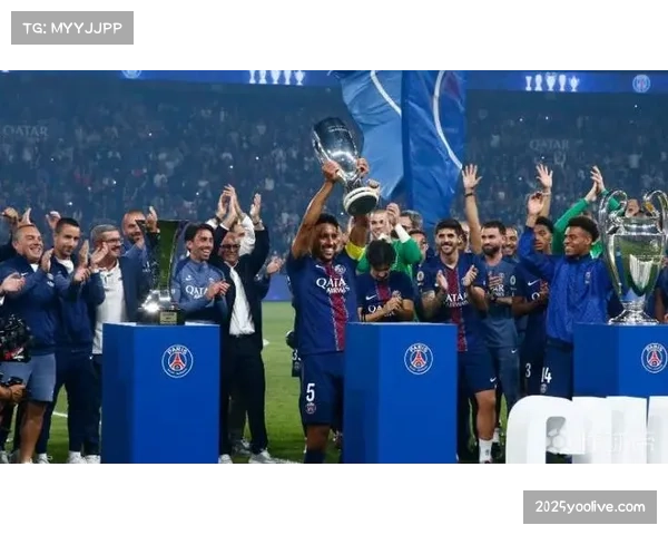 终场哨响，斯特拉斯堡球员庆祝逼平强大的巴黎圣日耳曼