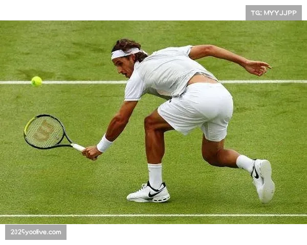 特写：草皮养护专家洛佩斯，在决赛球场使用传感器与算法精确控制每一寸草皮